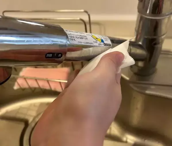 蛇口の水垢を『クッキングシート』で磨くと？　試した結果に思わず声が出た！