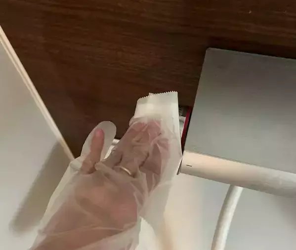 蛇口の水垢を『クッキングシート』で磨くと？　試した結果に思わず声が出た！