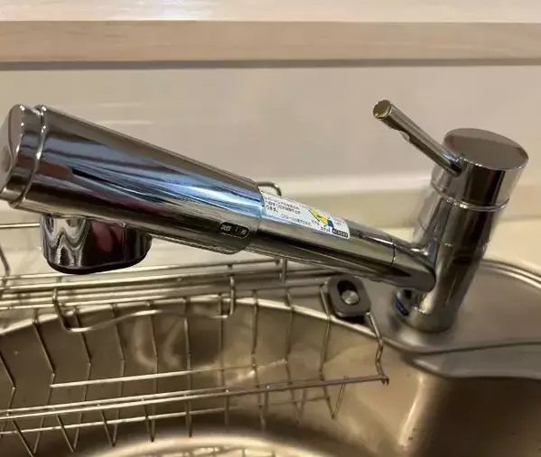 蛇口の水垢を『クッキングシート』で磨くと？　試した結果に思わず声が出た！