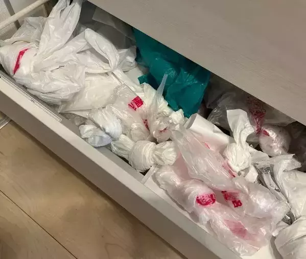 紙袋の下に「小窓」を作ると？　レジ袋が散らからない工夫に「真似したい」