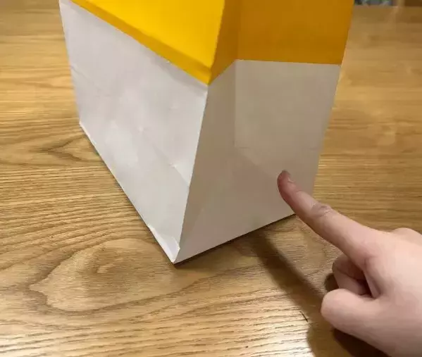 紙袋の下に「小窓」を作ると？　レジ袋が散らからない工夫に「真似したい」