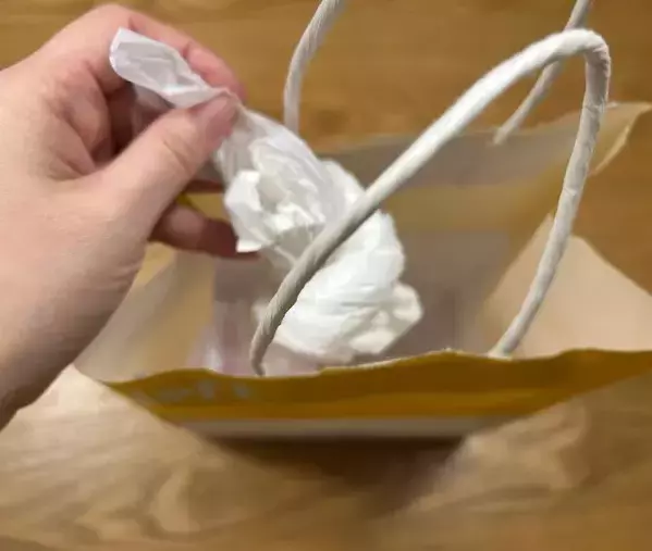 紙袋の下に「小窓」を作ると？　レジ袋が散らからない工夫に「真似したい」