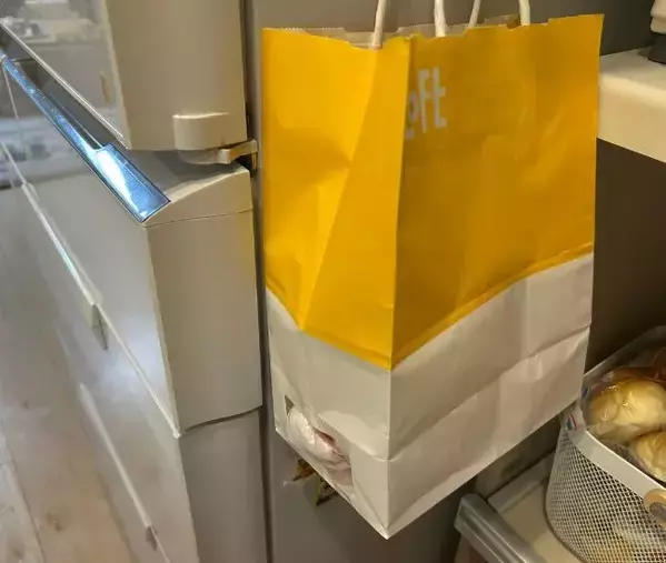 紙袋の下に「小窓」を作ると？　レジ袋が散らからない工夫に「真似したい」