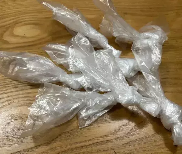 紙袋の下に「小窓」を作ると？　レジ袋が散らからない工夫に「真似したい」