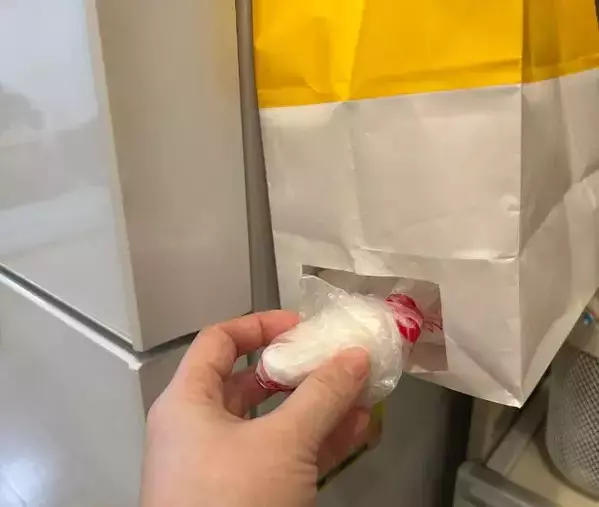 紙袋の下に「小窓」を作ると？　レジ袋が散らからない工夫に「真似したい」