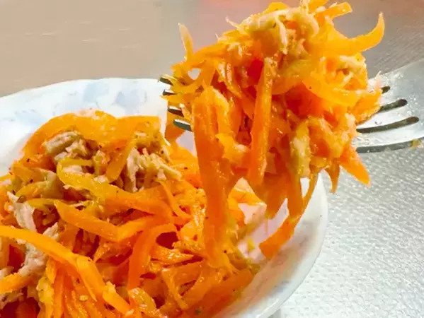 【材料3つで完成】キャロットラペに酢・オリーブオイルと一緒に入れたのは？