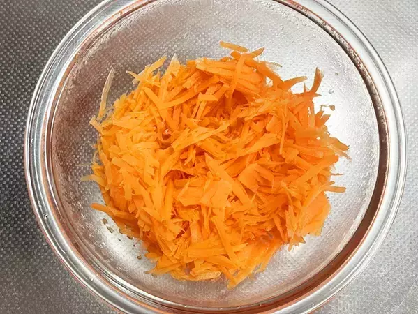 【材料3つで完成】キャロットラペに酢・オリーブオイルと一緒に入れたのは？