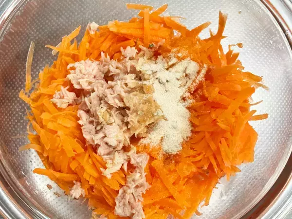 【材料3つで完成】キャロットラペに酢・オリーブオイルと一緒に入れたのは？