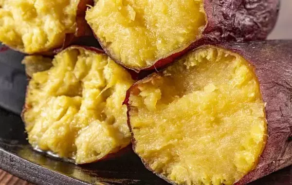 濡らしたペーパーで包んで…　レンジで作る焼き芋に「ねっとり」「最高においしい」【料理の裏技4選】