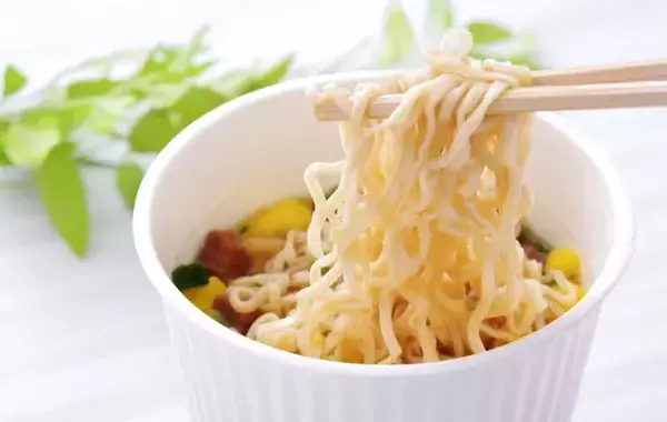 フライパンで『カップ麺』を焼くと？　意外な食べ方に「罪深い」「ハマる」【アレンジ4選】