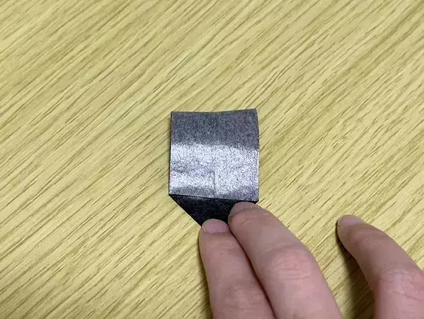 使うのはマスキングテープだけ！　壁に穴を開けず写真を飾る裏ワザに「おしゃれでビックリ」