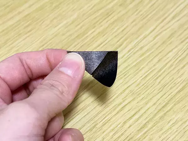 使うのはマスキングテープだけ！　壁に穴を開けず写真を飾る裏ワザに「おしゃれでビックリ」