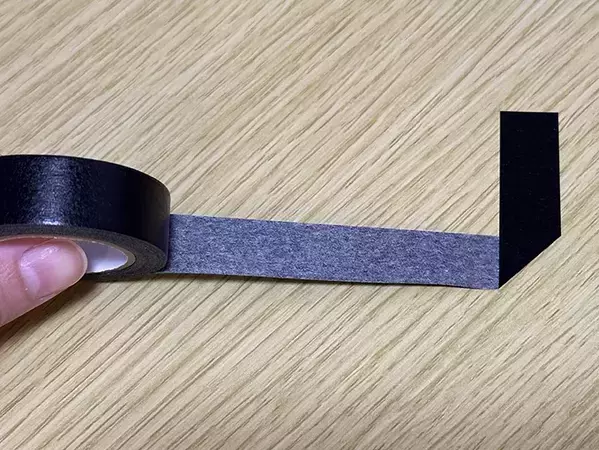 使うのはマスキングテープだけ！　壁に穴を開けず写真を飾る裏ワザに「おしゃれでビックリ」