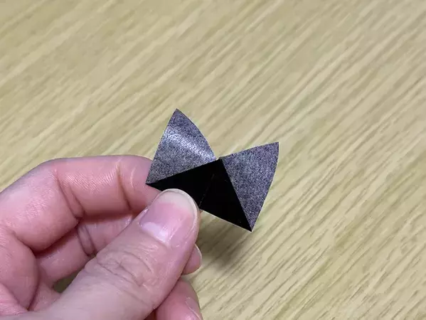 使うのはマスキングテープだけ！　壁に穴を開けず写真を飾る裏ワザに「おしゃれでビックリ」