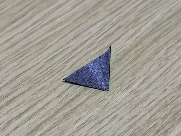 使うのはマスキングテープだけ！　壁に穴を開けず写真を飾る裏ワザに「おしゃれでビックリ」