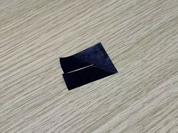 使うのはマスキングテープだけ！　壁に穴を開けず写真を飾る裏ワザに「おしゃれでビックリ」