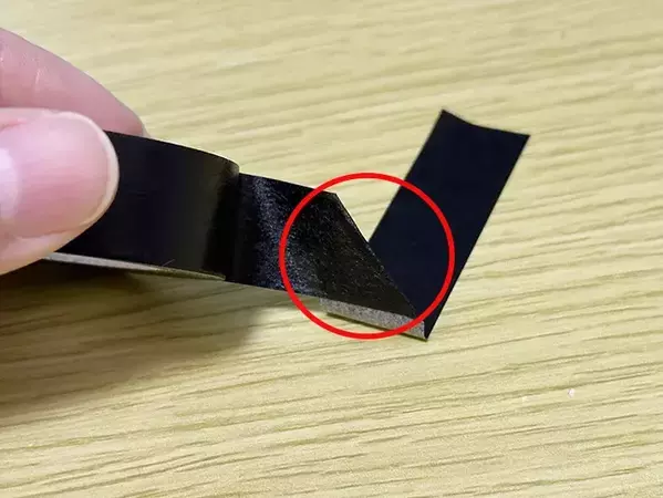 使うのはマスキングテープだけ！　壁に穴を開けず写真を飾る裏ワザに「おしゃれでビックリ」