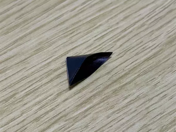 使うのはマスキングテープだけ！　壁に穴を開けず写真を飾る裏ワザに「おしゃれでビックリ」