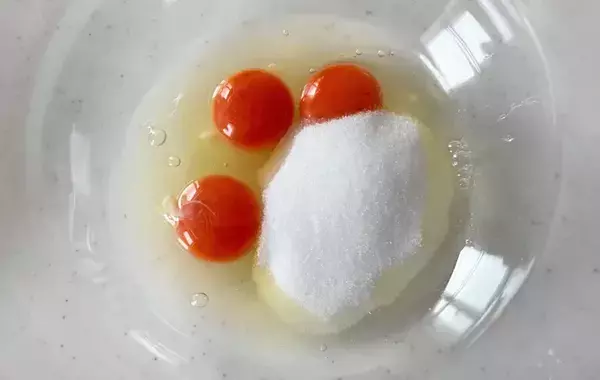 食べた子供が「また作って」と大喜び　ボウルに卵とグラニュー糖を入れたら…