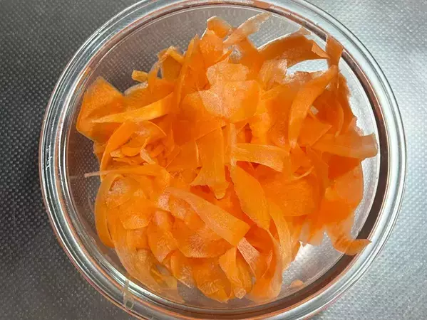 ピーラーで削って炒めて完成！　メイン食材3つでできるにんじんレシピ