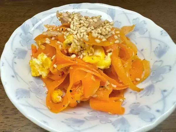 ピーラーで削って炒めて完成！　メイン食材3つでできるにんじんレシピ