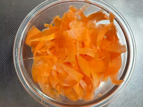 ピーラーで削って炒めて完成！　メイン食材3つでできるにんじんレシピ