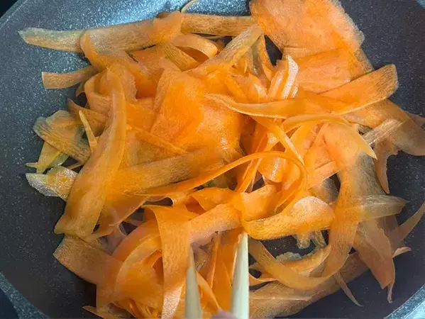 ピーラーで削って炒めて完成！　メイン食材3つでできるにんじんレシピ