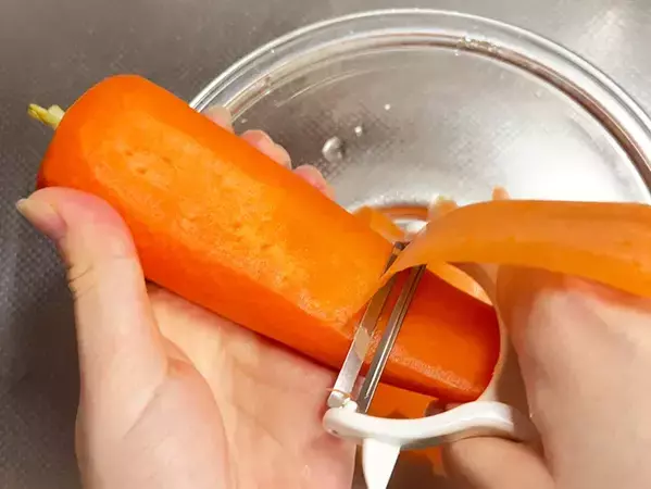 ピーラーで削って炒めて完成！　メイン食材3つでできるにんじんレシピ