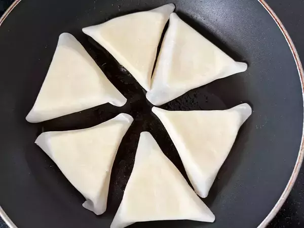 そのまま食べてもおいしい『６Ｐチーズ』　餃子の皮で包んで焼くと…？