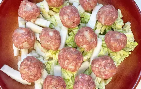 白菜の上に肉ダネを並べて…　完成したおかずに、夫「何個でも食べられる」