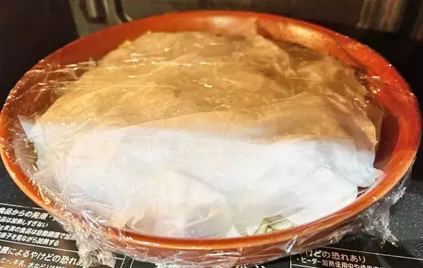 白菜の上に肉ダネを並べて…　完成したおかずに、夫「何個でも食べられる」