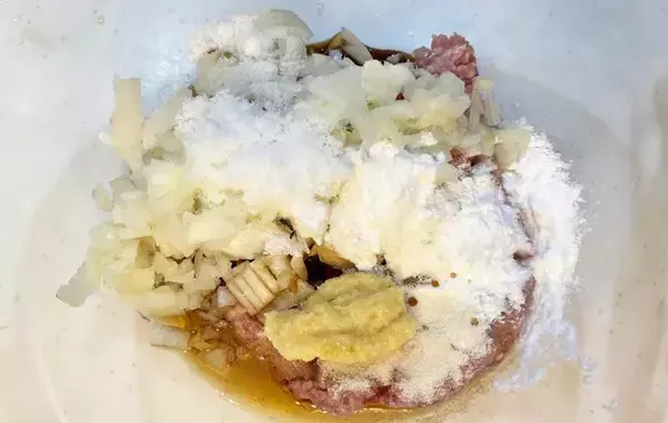 白菜の上に肉ダネを並べて…　完成したおかずに、夫「何個でも食べられる」