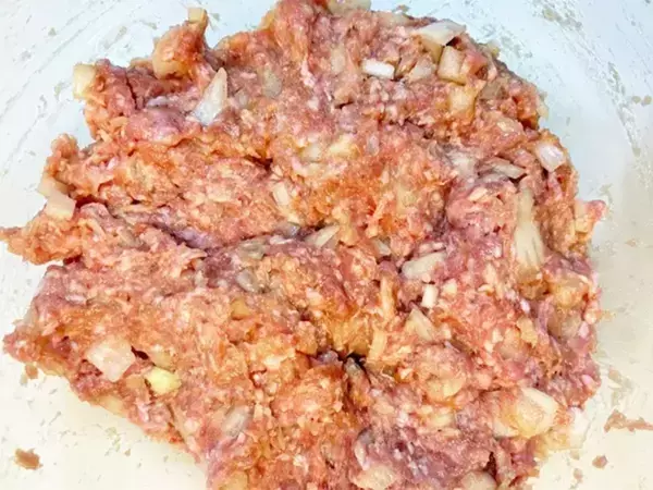 白菜の上に肉ダネを並べて…　完成したおかずに、夫「何個でも食べられる」