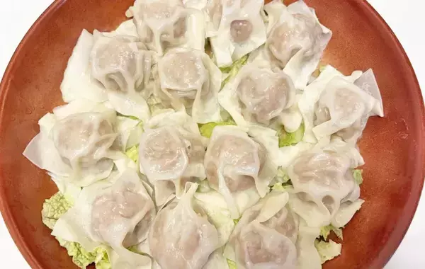 白菜の上に肉ダネを並べて…　完成したおかずに、夫「何個でも食べられる」