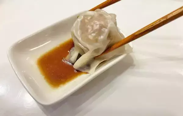 白菜の上に肉ダネを並べて…　完成したおかずに、夫「何個でも食べられる」