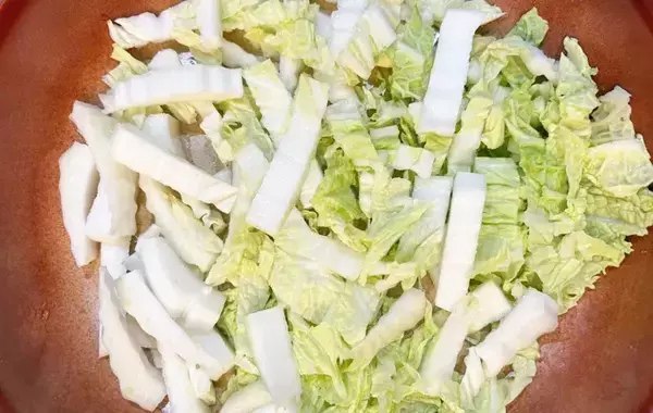 白菜の上に肉ダネを並べて…　完成したおかずに、夫「何個でも食べられる」