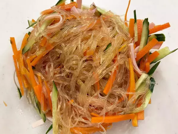 お湯を沸かす手間なし！　ボウル1つで完結する『失敗しない春雨サラダ』の作り方