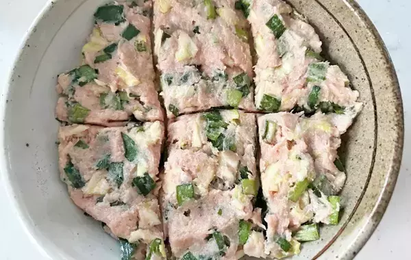 餃子を包むのやめました　肉だねと皮を重ねてチンするだけで…