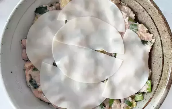 餃子を包むのやめました　肉だねと皮を重ねてチンするだけで…