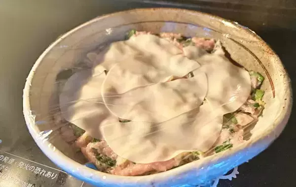 餃子を包むのやめました　肉だねと皮を重ねてチンするだけで…