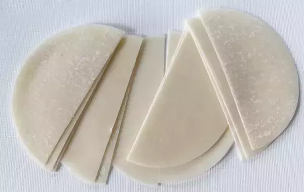 餃子を包むのやめました　肉だねと皮を重ねてチンするだけで…