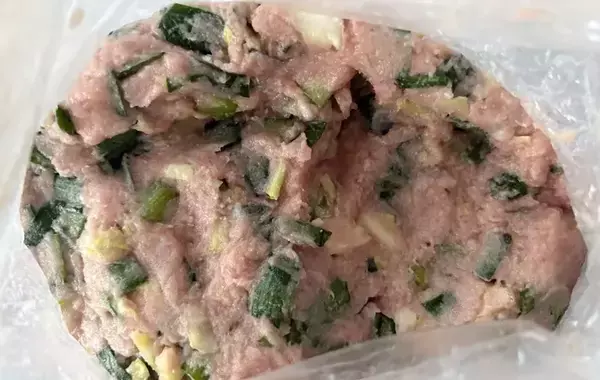 餃子を包むのやめました　肉だねと皮を重ねてチンするだけで…