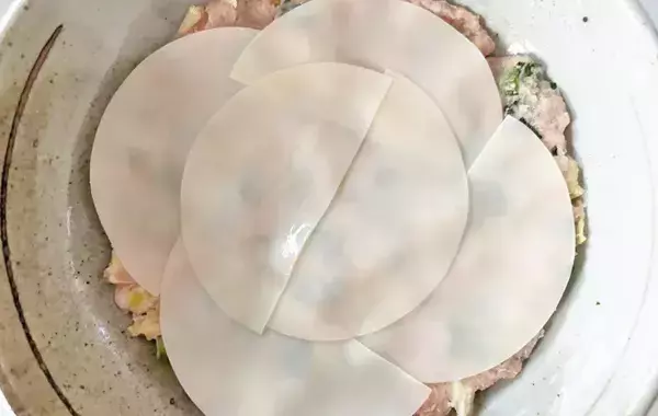 餃子を包むのやめました　肉だねと皮を重ねてチンするだけで…