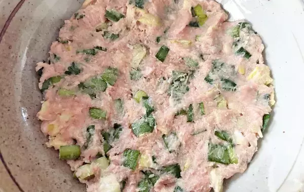 餃子を包むのやめました　肉だねと皮を重ねてチンするだけで…