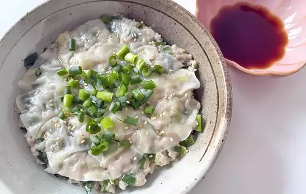 餃子を包むのやめました　肉だねと皮を重ねてチンするだけで…