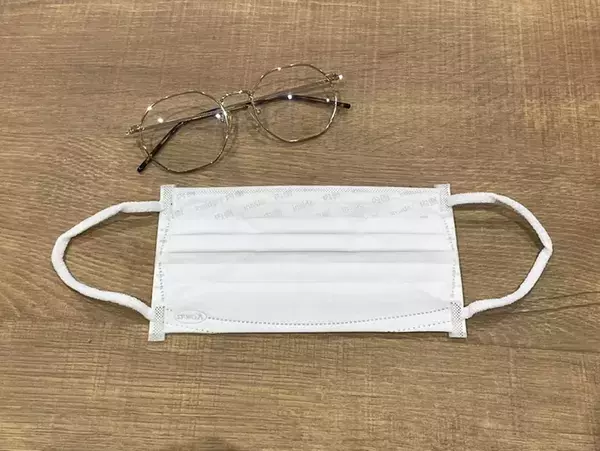 息を吐いてもメガネが曇らない！　花粉シーズンの『景色がぼやける』問題を解消するマスクのつけ方