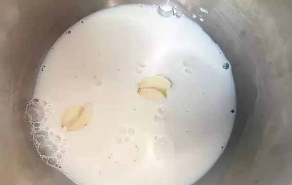 牛乳で料理がプロの味に！　ニンニクや魚の臭みを一掃する最強の下処理法とは？