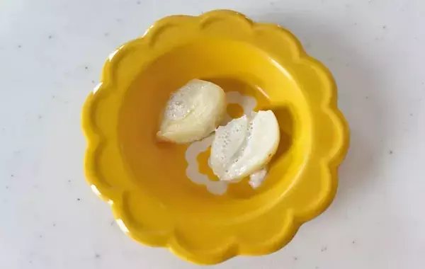 牛乳で料理がプロの味に！　ニンニクや魚の臭みを一掃する最強の下処理法とは？