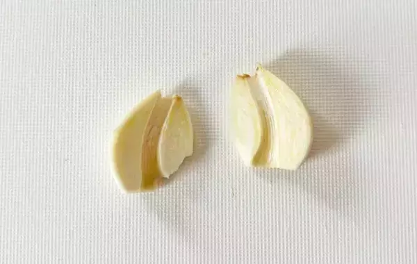 牛乳で料理がプロの味に！　ニンニクや魚の臭みを一掃する最強の下処理法とは？