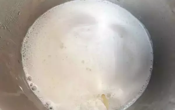 牛乳で料理がプロの味に！　ニンニクや魚の臭みを一掃する最強の下処理法とは？